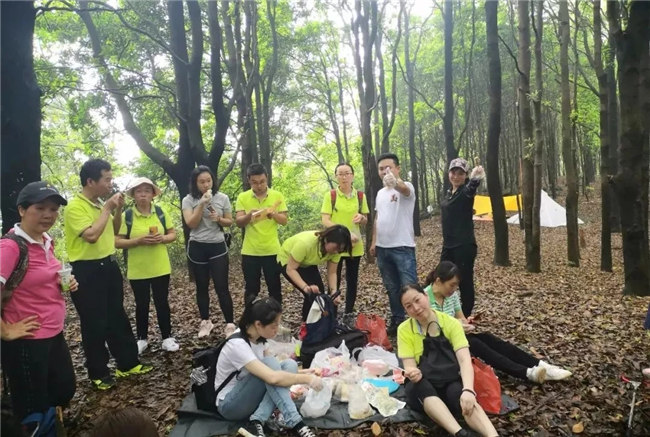 博皓人勞作過后，分享、享受美食