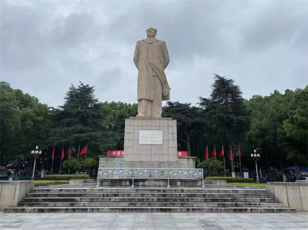 湖南大學(xué)，毛主席雕像