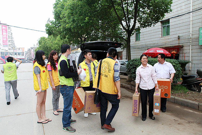 車隊到達(dá)備田小學(xué)，隨車捐贈的物資送到小學(xué)